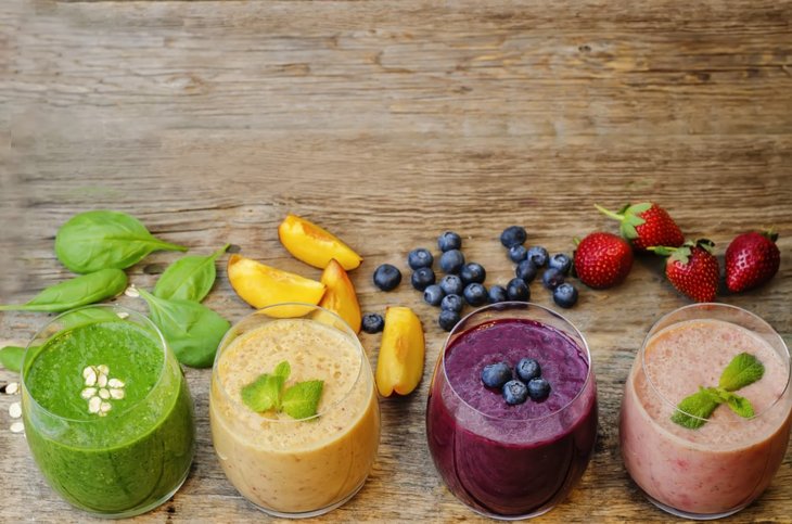 4 smoothies på et bord